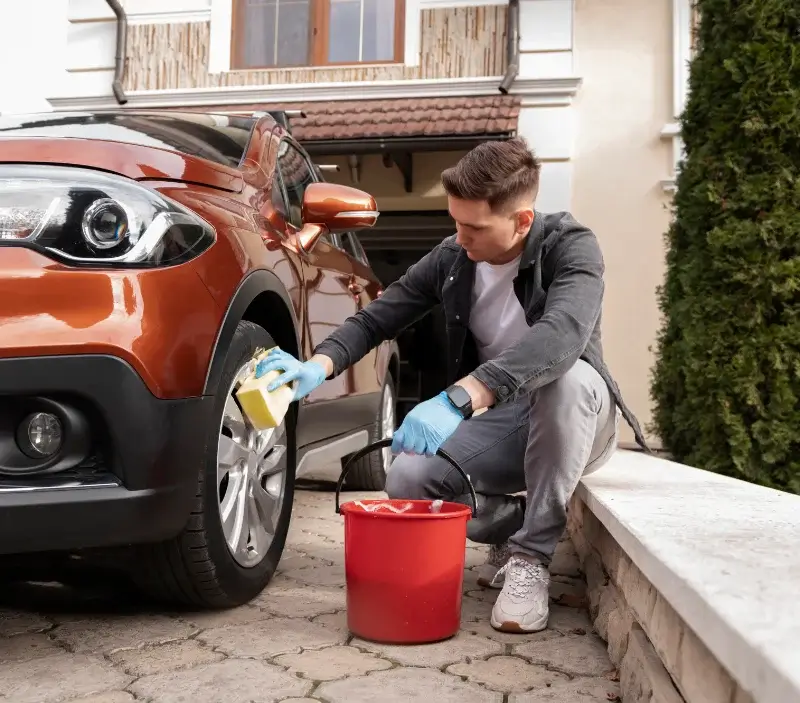 Lavage auto à domicile Foce : professionnel intervenant sur un véhicule